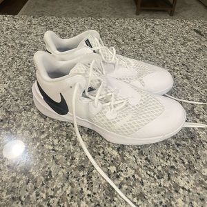 Nike womens court hyperspeed volleyball shoe